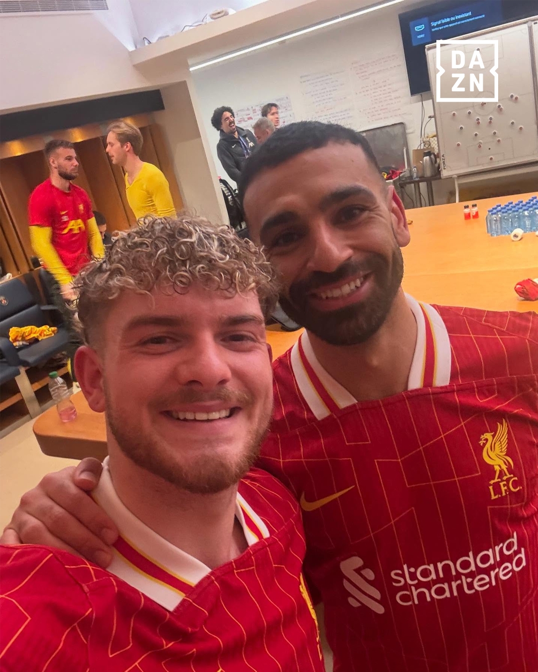 替补献绝杀,萨拉赫社媒晒与进球功臣埃利奥特合影庆祝胜利