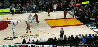 支棱起来！塔图姆先是弧顶干拔三分 随后顶开威金斯命中后仰跳投