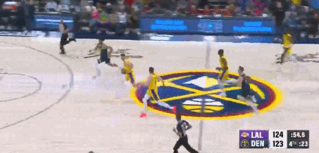 真拼命了！克内克特反击双手扣篮 力竭没抓住筐平拍落地摔得很痛