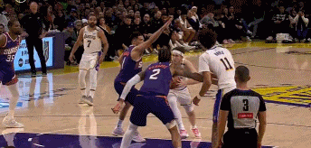 不幸中的万幸！理查兹空中失衡压到里夫斯右腿 后者缓下继续比赛