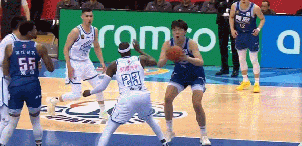 有点小懊恼！杨瀚森被犯规但绝佳机会没有扣进 拍了下自己脑袋