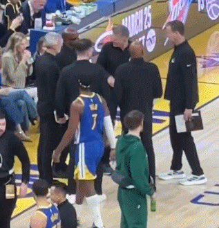 首节落后！科尔在场下与教练团队激情讨论 以手指地专注异常