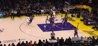 追的太紧了！卡斯尔追防东契奇犯规了 个人首节都三犯了