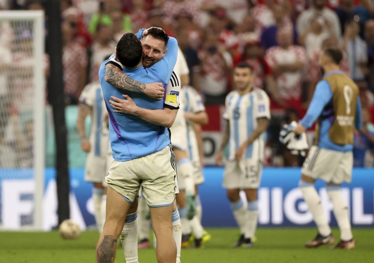 帕雷德斯:爆射荷兰替补席是让他们坐下 梅西曾生气3个月没理我